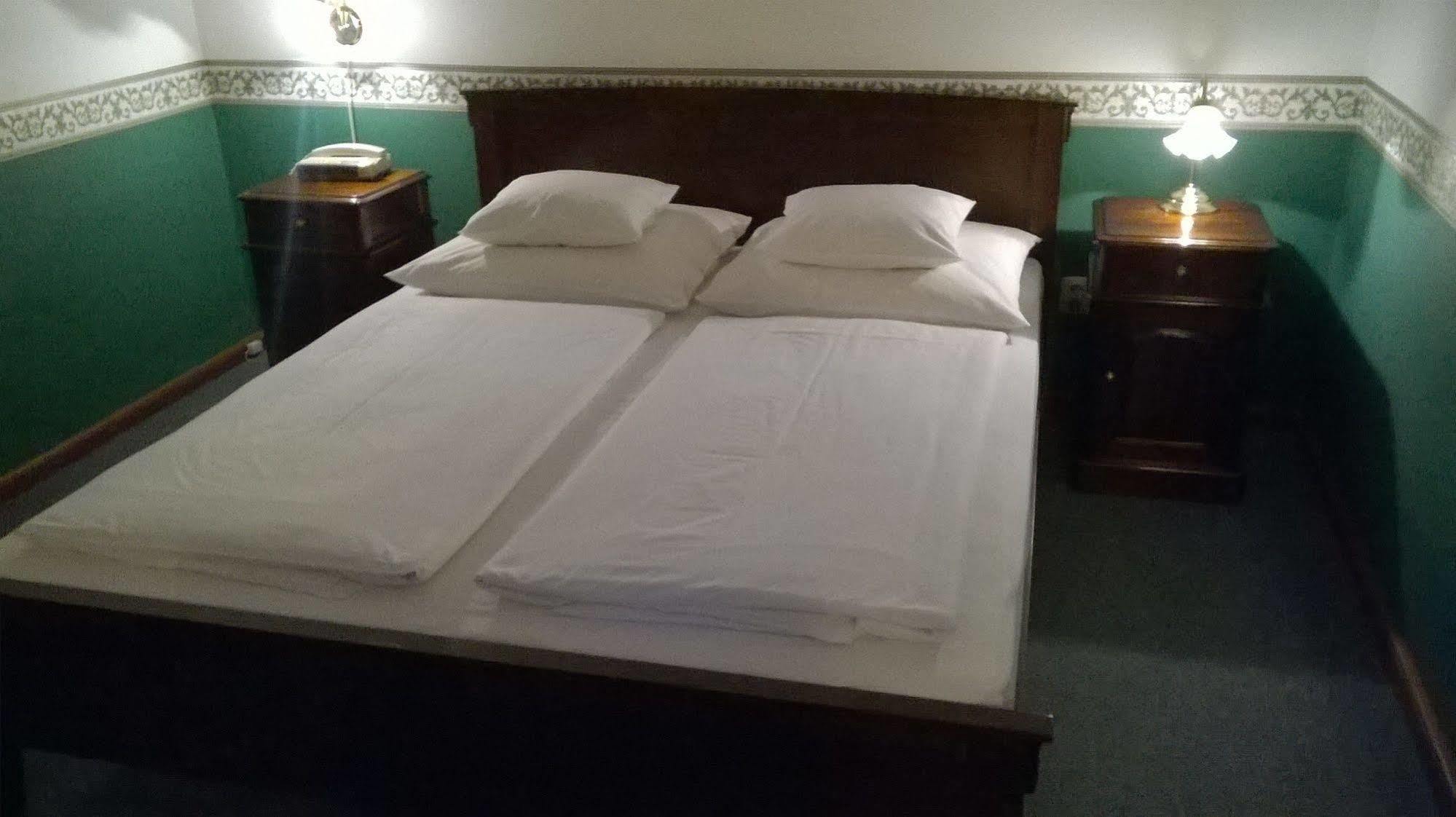 Nr 100 Szentendre Hotel Panzio Szolgaltatasok Eksteriør billede